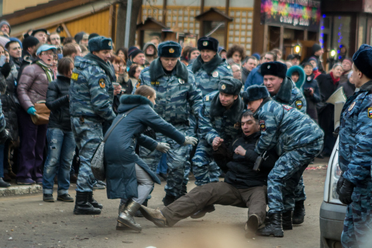 Police violently disperse a spontaneous protest, Moscow