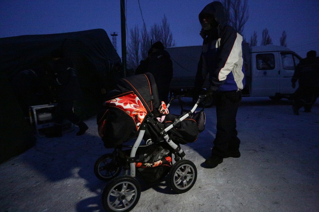 Leonid, 2 y.o., with parents at the heating point, 31 January, Avdiidvka, copyright UNICEF, Oleksiy Filippov