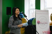 Директорка Департаменту освіти Вінницької міської ради виступає перед батьками учнів на презентації Системи