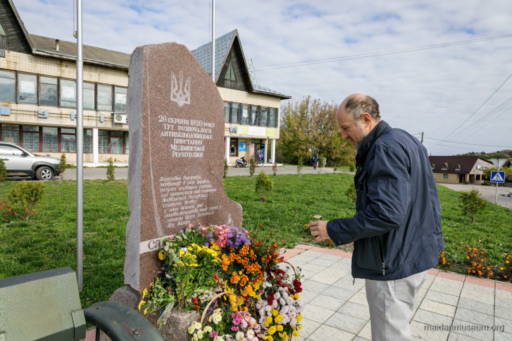 Ігор Кульчицький біля пам'ятника Медвинському повстанню. Фото Богдана Пошивайла