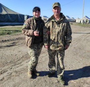 З командиром взводу перед виходом на бойові позиції, Луганщина 